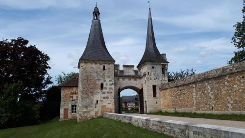 Le Bec-Hellouin Casa | La Porterie face à l'abbaye