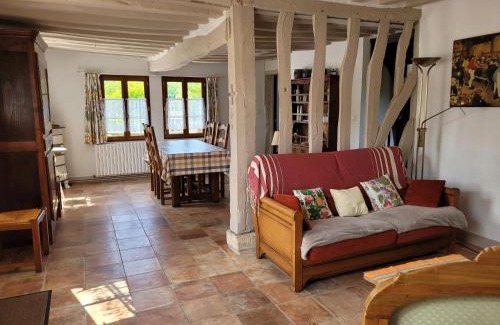 Le Bec-Hellouin Casa | La Porterie face à l'abbaye