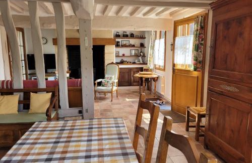 Le Bec-Hellouin Casa | La Porterie face à l'abbaye