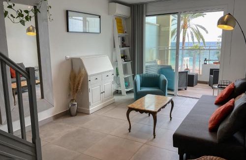 La Californie Apartamento | La Prom 2 - a two bedroom apartment with a sea view