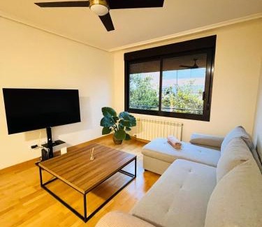Logroño Apartamento | La Puerta de Logroño, con piscina y garaje!