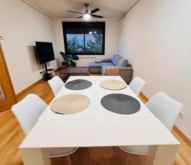 Logroño Apartamento | La Puerta de Logroño, con piscina y garaje!