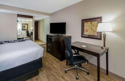 Northwest Dallas Hotel | La Quinta by Wyndham Dallas I-35 Walnut Hill Ln