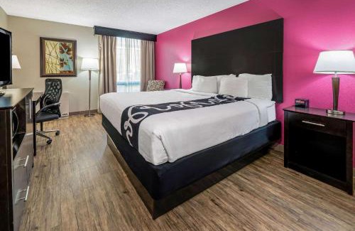 Northwest Dallas Hotel | La Quinta by Wyndham Dallas I-35 Walnut Hill Ln