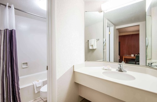Central Colorado Springs Hotel | La Quinta Inn by Wyndham Colorado Springs Garden of the Gods