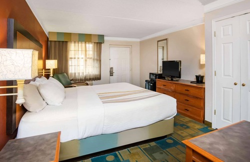 Central Colorado Springs Hotel | La Quinta Inn by Wyndham Colorado Springs Garden of the Gods