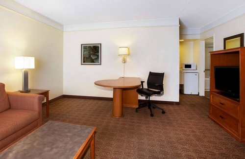 Capitol District Hotel | La Quinta Inn by Wyndham Austin Capitol / Downtown
