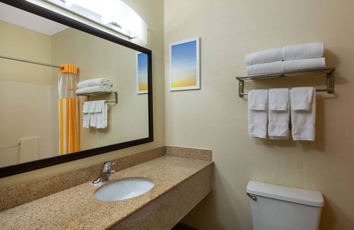 Lincoln Hotel | La Quinta Inn by Wyndham Lincoln