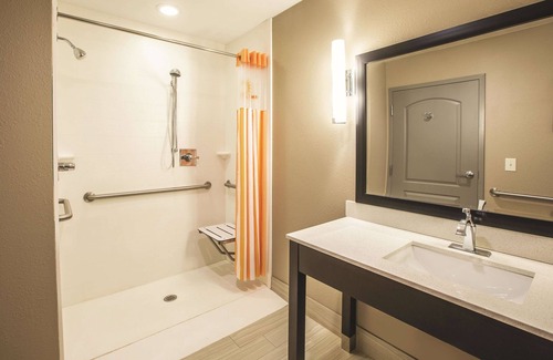 Hattiesburg Hotel | La Quinta Inn & Suites by Wyndham Hattiesburg - I-59