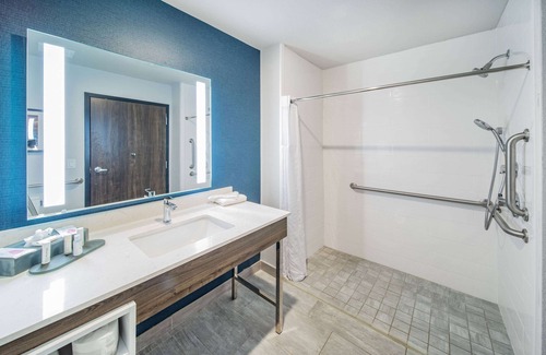 Galveston Hotel | La Quinta Inn & Suites by Wyndham Galveston North at I-45