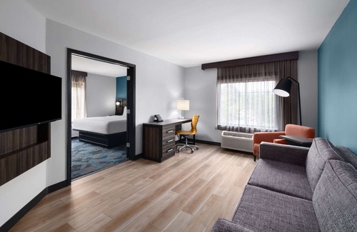 Greensboro Hotel | La Quinta Inn & Suites by Wyndham Greensboro NC