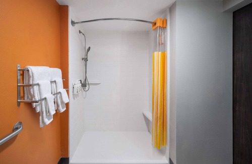 Greensboro Hotel | La Quinta Inn & Suites by Wyndham Greensboro NC