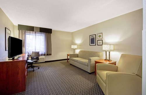 Harrisburg - Hershey Hotel | La Quinta Inn & Suites by Wyndham Harrisburg Airport Hershey