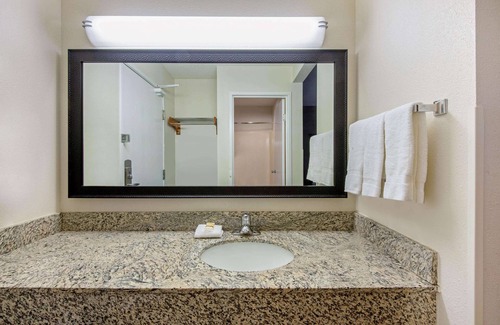 Harrisburg - Hershey Hotel | La Quinta Inn & Suites by Wyndham Harrisburg Airport Hershey