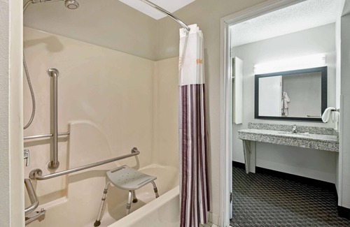 Harrisburg - Hershey Hotel | La Quinta Inn & Suites by Wyndham Harrisburg Airport Hershey