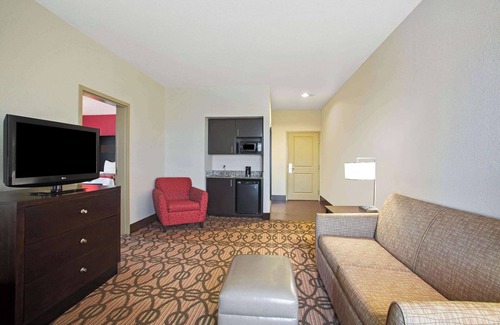Pearsall Hotel | La Quinta Inn & Suites by Wyndham Pearsall