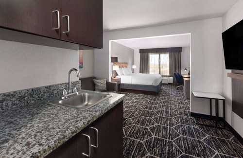 Meridian Hotel | La Quinta Inn & Suites by Wyndham Meridian