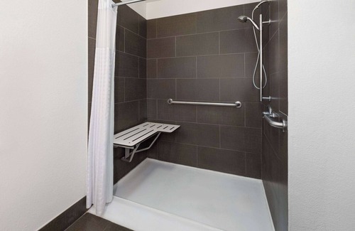 Meridian Hotel | La Quinta Inn & Suites by Wyndham Meridian