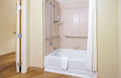 Lawton Hotel | La Quinta Inn & Suites by Wyndham Lawton / Fort Sill