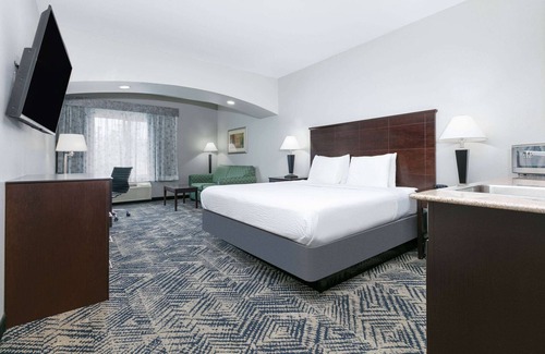 Tulsa Hotel | La Quinta Inn & Suites by Wyndham Tulsa Airpt / Expo Square