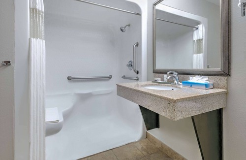 Tulsa Hotel | La Quinta Inn & Suites by Wyndham Tulsa Airpt / Expo Square