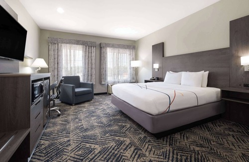 Tulsa Hotel | La Quinta Inn & Suites by Wyndham Tulsa Airpt / Expo Square