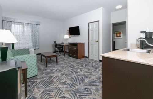 Tulsa Hotel | La Quinta Inn & Suites by Wyndham Tulsa Airpt / Expo Square