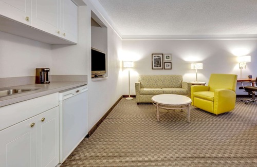 Dallas Hotel | La Quinta Inn & Suites by Wyndham Dallas - Addison Galleria