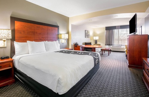 Irving Hotel | La Quinta Inn & Suites by Wyndham DFW Airport South / Irving