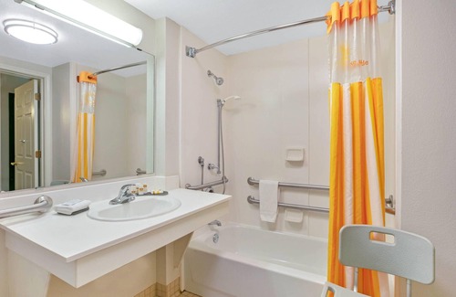 Irving Hotel | La Quinta Inn & Suites by Wyndham DFW Airport South / Irving