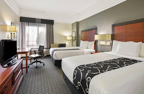 Irving Hotel | La Quinta Inn & Suites by Wyndham DFW Airport South / Irving