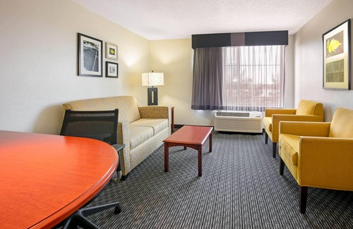 Irving Hotel | La Quinta Inn & Suites by Wyndham DFW Airport South / Irving