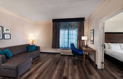 Doral Hotel | La Quinta Inn & Suites by Wyndham Miami Airport West