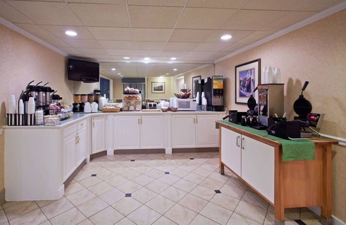 Tampa Hotel | La Quinta Inn & Suites by Wyndham Tampa Fairgrounds - Casino