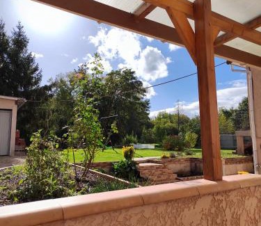 Bruyeres-le-Chatel Casa | La RIVIERA maison avec rivière et jardin 35Mins de PARIS RER C à 600m pour Tour Eiffel ORLY airport 25km Restaurants et supermarchés proches