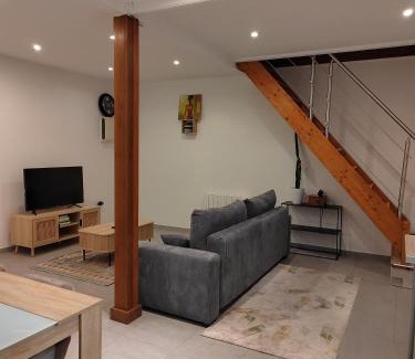 Bruyeres-le-Chatel Casa | La RIVIERA maison avec rivière et jardin 35Mins de PARIS RER C à 600m pour Tour Eiffel ORLY airport 25km Restaurants et supermarchés proches