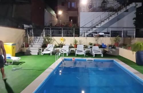 Dubova Casa | La Roby si Niko