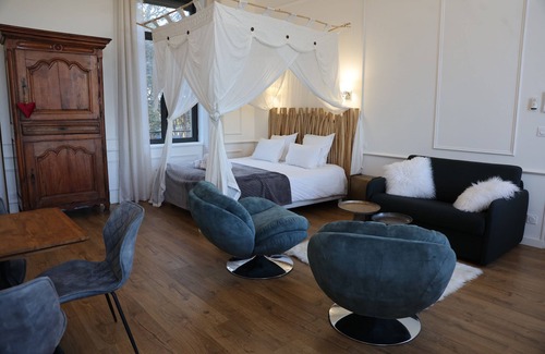 Vendres Cama Y Desayuno | La Romantique, luxury suite with bathtub at Château La Vidalle