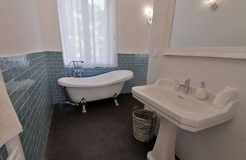 Vendres Cama Y Desayuno | La Romantique, luxury suite with bathtub at Château La Vidalle