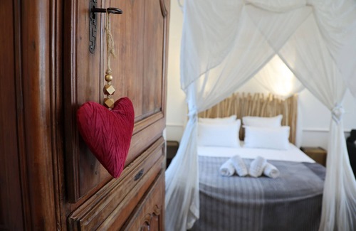 Vendres Cama Y Desayuno | La Romantique, luxury suite with bathtub at Château La Vidalle