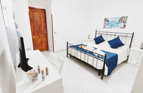 Termini Cama Y Desayuno | La Rondine B&B is located in Termini, a hamlet of Massa Lubrense.