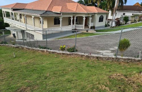IronShore Estates Apartamento | La Rose Apartment