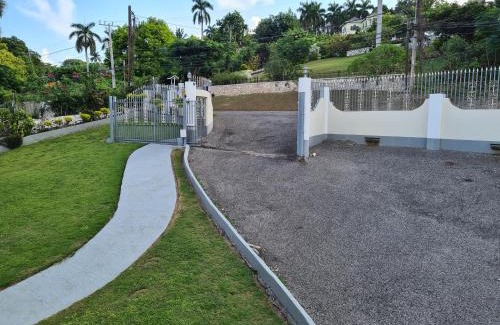 IronShore Estates Apartamento | La Rose Apartment