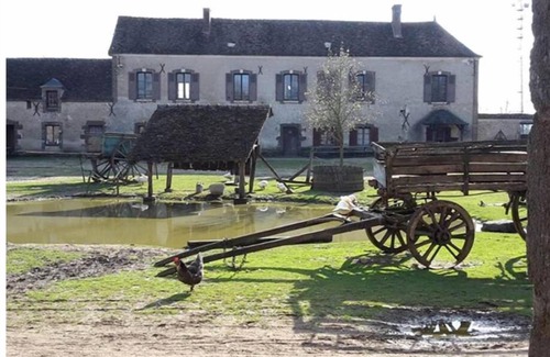 Saint-Fargeau Casa | La Roulotte de Jeanne - Gîte du Ferrier - La Ferme du Château