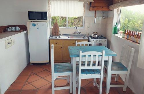 Punta del Diablo Cabina | La Ruca A se encuentra a 50 m de la playa del Rivero, ideal para el descanso.