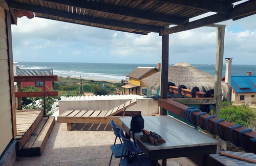 Punta del Diablo Cabina | La Ruca A se encuentra a 50 m de la playa del Rivero, ideal para el descanso.