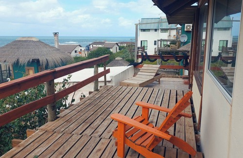 Punta del Diablo Cabina | La Ruca A se encuentra a 50 m de la playa del Rivero, ideal para el descanso.