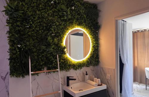 Livron-sur-Drome Apartamento | La Secret Room - suite de luxe avec jacuzzi