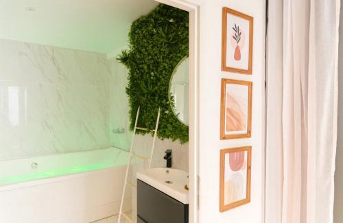 Livron-sur-Drome Apartamento | La Secret Room - suite de luxe avec jacuzzi