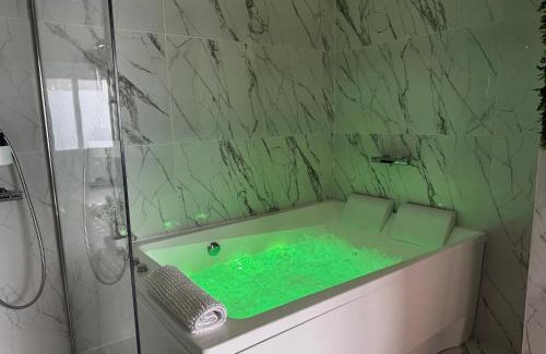 Livron-sur-Drome Apartamento | La Secret Room - suite de luxe avec jacuzzi
